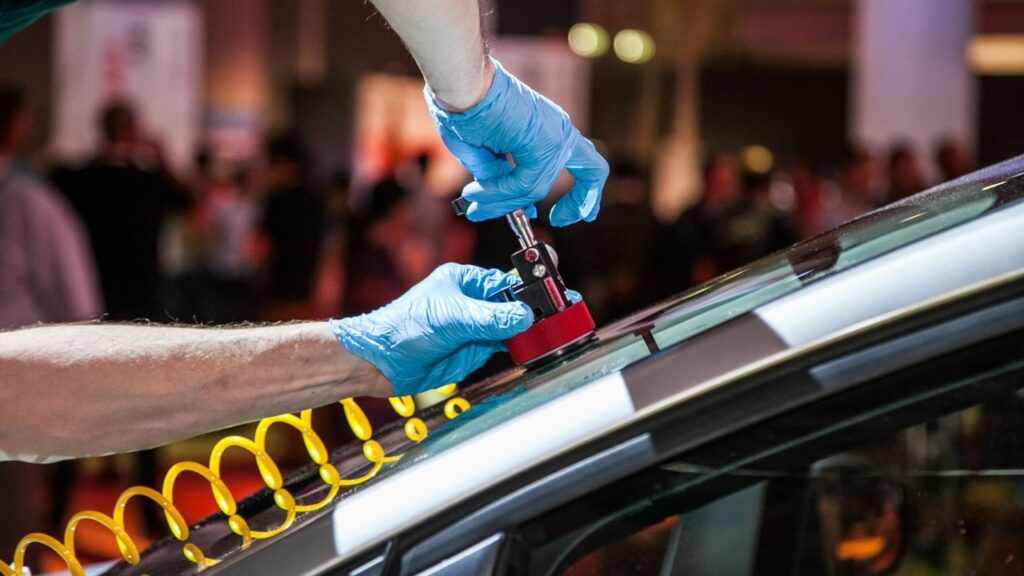 Eine Windschutzscheibe wird reparariert